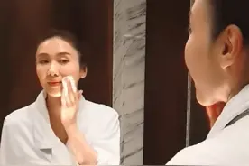岁月不败美人！50岁黎姿在线卸妆，素颜出镜皮肤紧致冻龄肌抢镜图片