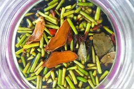 老妈做的腌蒜薹，一次腌8斤，放一年不坏，咸香脆爽喝粥绝配图片