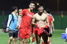 国足有身体优势？越南球员不服，亮出发达腹肌大腿肌，体型很雄壮图片