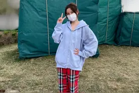 宋祖儿大红裤配绿拖鞋户外摆拍图片