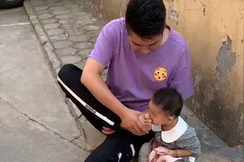 “不省心舅舅”带娃闻臭脚丫火了，直接熏跑！萌娃：糟老头坏得很图片