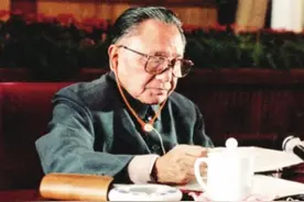 1992年，邓小平南巡与一董事长握手，端详许久，发现竟是故人之子图片