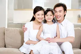 两同事，一个生女儿一个生了儿子，30年后她俩的家庭差距很明显图片