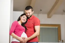 怀孕7个月被5岁外甥踢肚子，丈夫骂小姑子：你不管教，我来替你管图片