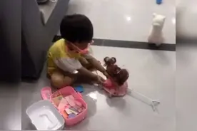 萌娃扮演“医生”火了，连爸爸都挂不上号，网友：专家要一视同仁图片