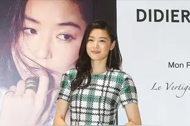 全智贤的寡淡风挺抢眼，淡妆配艳裙不违和，快40活成真正的大女主图片