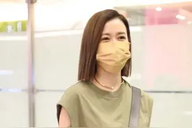 佘诗曼到底咋想的？上身是夏天，下身却穿长筒马丁靴，难道不热吗图片