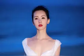 陈都灵这次真是惊艳众人！穿白色礼服十分的清新优雅，气质绝佳图片