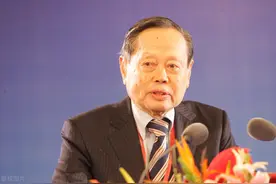 杨振宁与翁帆，千夫所指的爱情，终和解于“爱之椅”图片