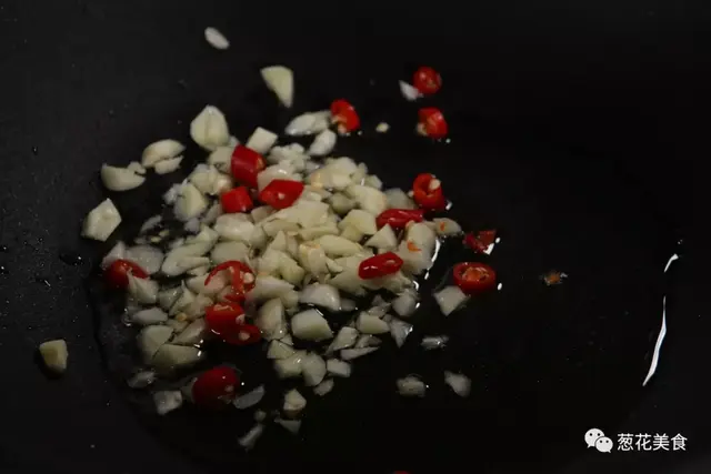 蒜蓉金针菇家常做法，味道鲜美，口感脆滑，做法简单轻松上桌