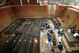 2007年江西发现东周大墓，墓中46名少女殉葬，尸骨上长出绿色晶体图片