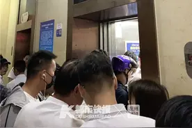 上下楼一趟要30分钟！杭州这座写字楼的电梯能急哭外卖小哥，但这里也承载着很多年轻人的梦想图片