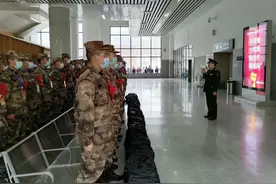 陇南军分区：政委上站台送新兵图片