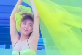 63岁郑裕玲罕见放年轻时泳装照，网友大赞比如如今TVB花旦都漂亮图片