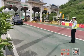 央视点赞，最近十堰这名交警火了图片