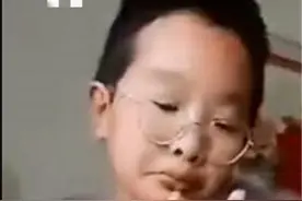 小朋友实力模仿数学老师，神态语气到位，网友：气质拿捏得死死的图片