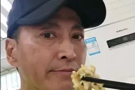 何家劲晒员工餐反击网友，有蛋有肉4菜一汤，阿姨吃得很开心图片