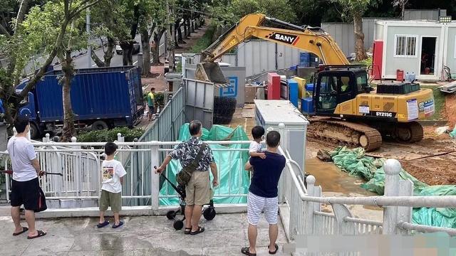 男孩能有多痴迷挖掘机？网友：你是在我家装了摄像头吗