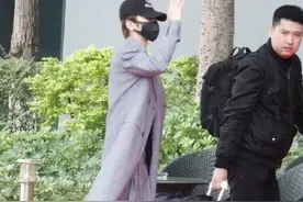 蔡徐坤灰色风衣外套搭同色长裤，绅士坤走路都带风，尽显高挑身材图片