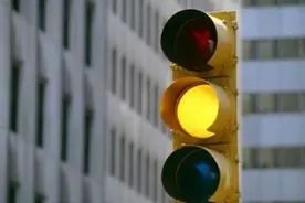 闯黄灯后突然变红灯，是开过去还是退回来？交警：最后再说一遍图片