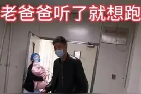 得知二胎是男孩，爸爸把买来的公主裙统统丢在床上，说：白买了图片