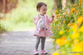 学步宝宝走路姿势怪，两腿叉开像括号，5种姿势要矫正，别错过图片