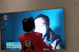 “爸爸，爸爸，爸爸……”4岁女孩贴着电视屏幕喊了29声，听得人泪如雨下图片
