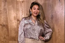 郑欣宜大码身材超自信，缎面衬衫显浑圆身材，气质却比谁都好图片