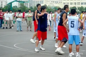 他任职中国气象局，坐拥百万粉丝，直播追踪13级强台风，堪称科普男神！图片