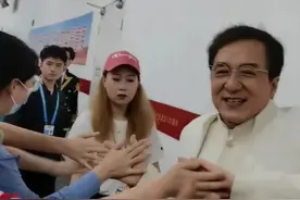 七一晚会后台遇粉丝：成龙、韩红热情握手，王一博王俊凯低头快走图片