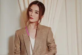 深扒阿Sa情史：离过婚，曾与陈伟霆相恋，又被传与新男友分手图片