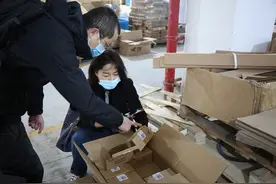 收购轮毂 贴上车标变名牌？不法分子制售冒牌轮毂获利2000余万元图片