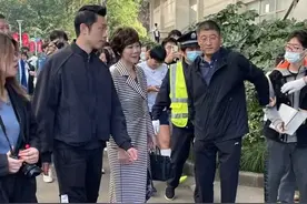 59岁恩师陪伴许昕亮相，气质出众，前夫是女乒前主帅，二婚娶弟子图片