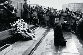 回顾二战：波兰华沙之跪图片