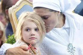 瑞典小公主出席庆典，当众“打瞌睡”，连脚趾头都舒服的翘起来了图片