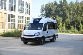 栖599国六依维柯，3.0T+8AT，坐六人C照驾驶图片