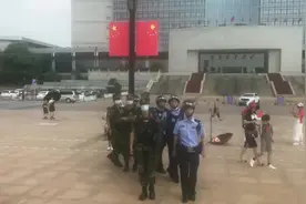 国庆我在岗丨柳州市公安局柳东派出所民警联合武警武装巡逻图片