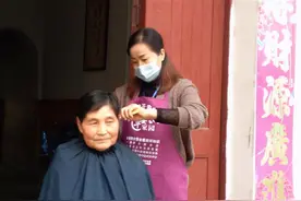 7年义务上门为老人理发，环卫女工甘当30多位老人永远的“剃头匠”图片