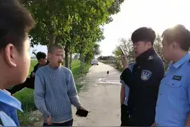 智力障碍男孩大坑边玩耍 孟村民警视频比对后驱车送少年回家图片