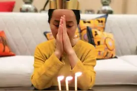 赵文卓全家为保姆庆生，送宝石项链出手阔绰，13年管家如亲人图片