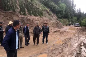 松潘县燕云乡：加强道路排险确保群众安全图片
