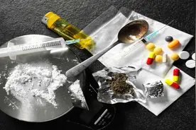 医学上怎样确定一个人是否吸毒，吸了多久，吸的是什么毒品？图片