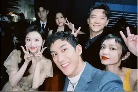 中秋晚会台下趣事：王源林允分月饼忘记关晓彤，王耀庆抢镜邓超图片