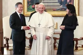 韩国第一夫人闪耀罗马！首次戴蕾丝头纱亮相，配一身黑裙太温婉啦图片