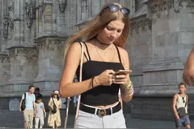 「国外街拍」第65期，时尚美女街边路过图片