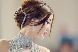 包裹得越来越紧：第一车模李颖芝沉寂了，曾因上亿钻裙一露而红图片