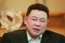 巨富刘銮雄66岁换肾，奖励37岁妻子500亿，生三胎再送24套房图片