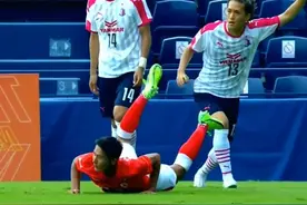 0-2！中超豪门遭亚冠开门黑，射门2-19，门将累到靠着门柱休息图片