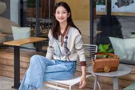 这才是30＋女人该有的打扮：针织上衣搭配牛仔喇叭裤，时髦又舒适图片