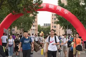 985高校宿舍被“吐槽”，环境充满挑战，大一新生想回去复读图片
